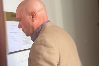 Podnikatel musí zaplatit 30 tisíc za to, že v paruce a punčochách masturboval před běžkyní - Novinky